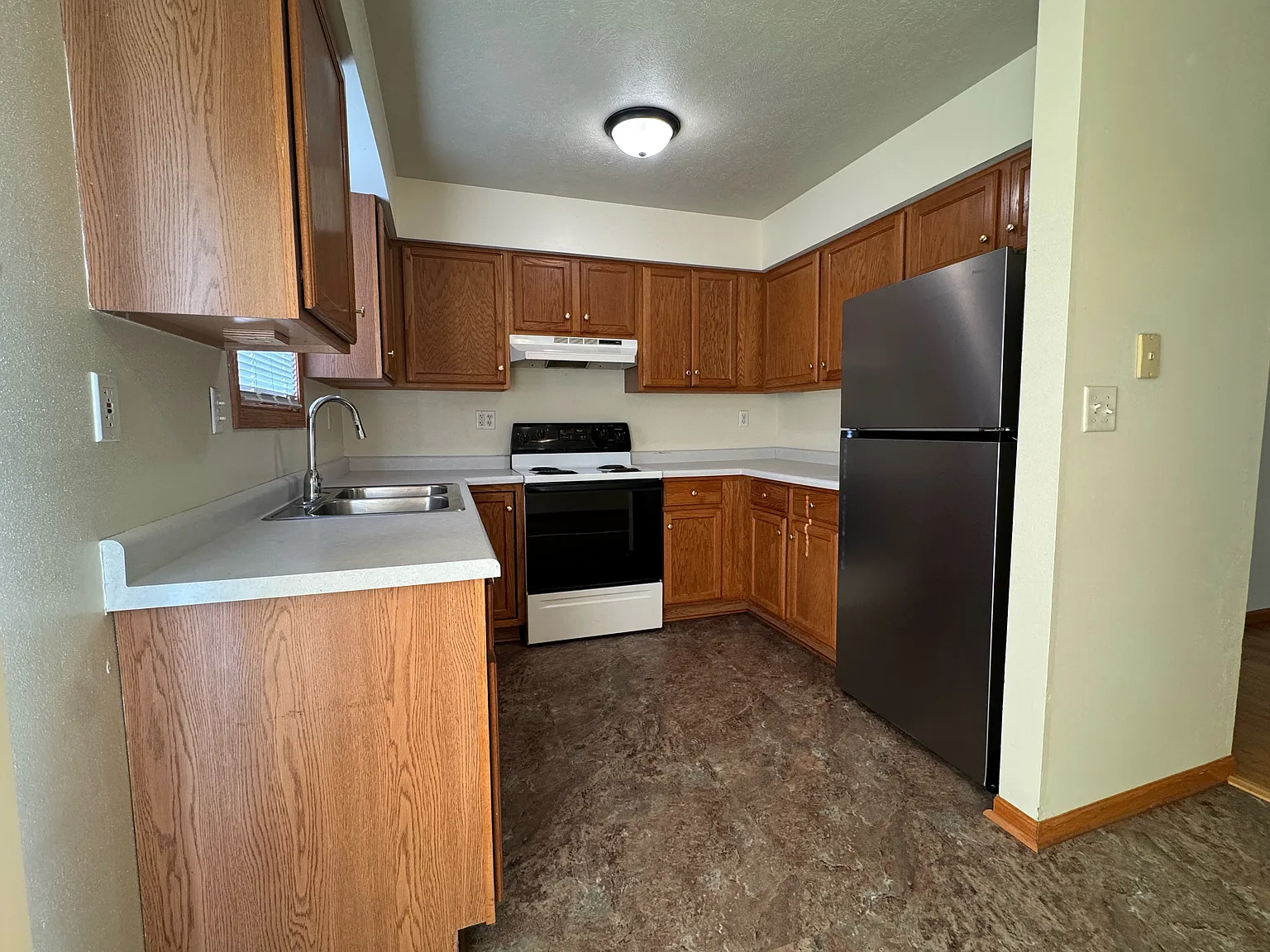 3 bed, 1000 sqft, $1,700 — Photo 3