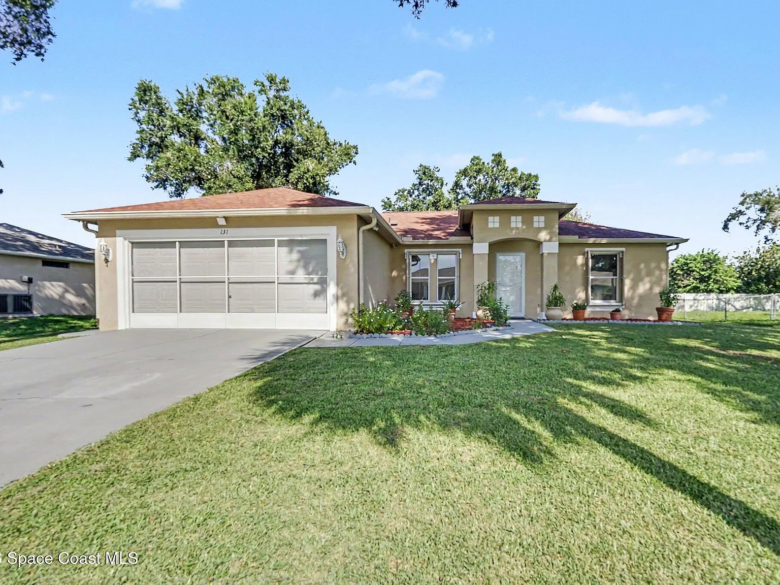 3 bed, 2.0 bath, 1355 sqft, $2,300 — Photo 2