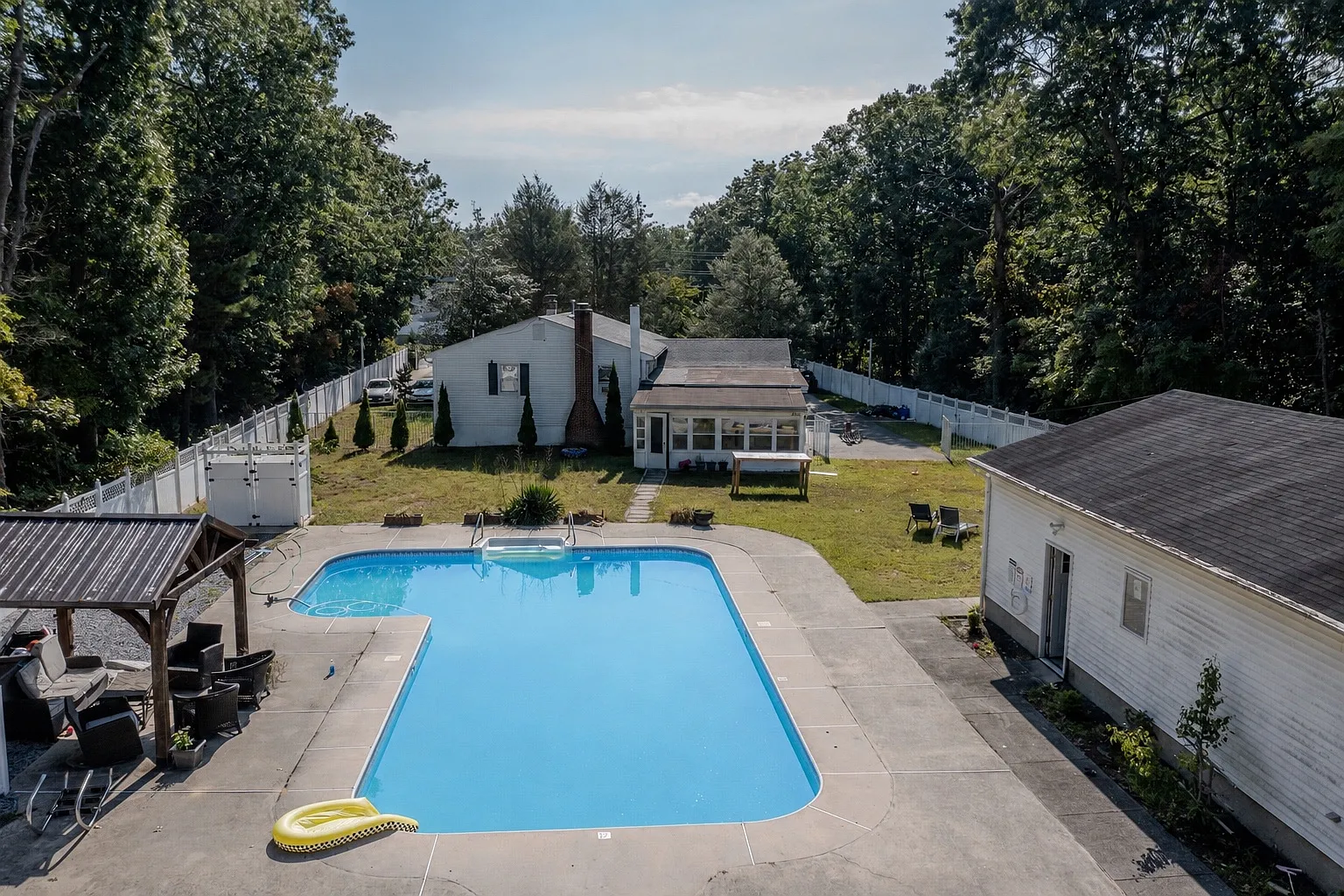 6 bed, 2284 sqft, $4,700 — Photo 2