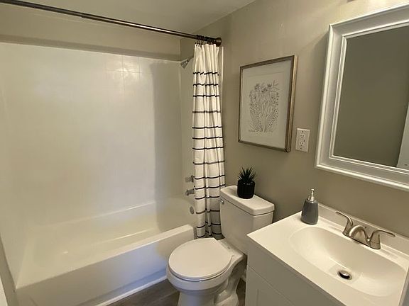 5th image of 3320 Greenwood Blvd #1