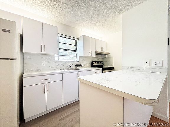 5th image of 1041 SE Monterey Rd #2-15