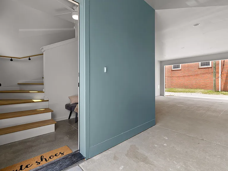 113 E Oldham Ave — Photo 32
