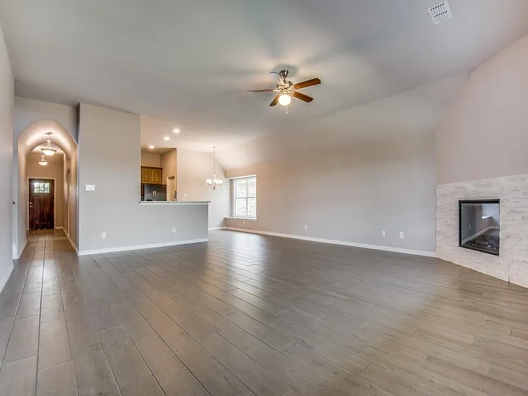 1004 Churchill Dr — Photo 7