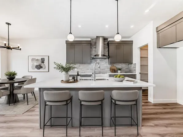 109 E Heritage Park, Cochrane, AB T4C 3G8