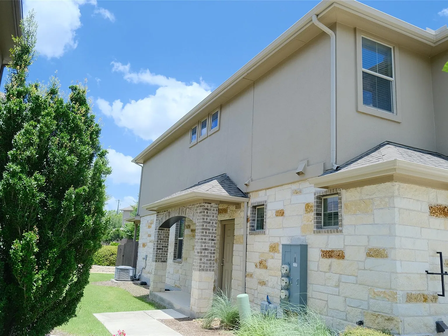 4 bed, 2.5 bath, 2102 sqft, $2,200 — Photo 2