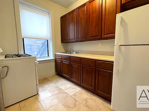 3rd image of 272 Lincoln Pl #4