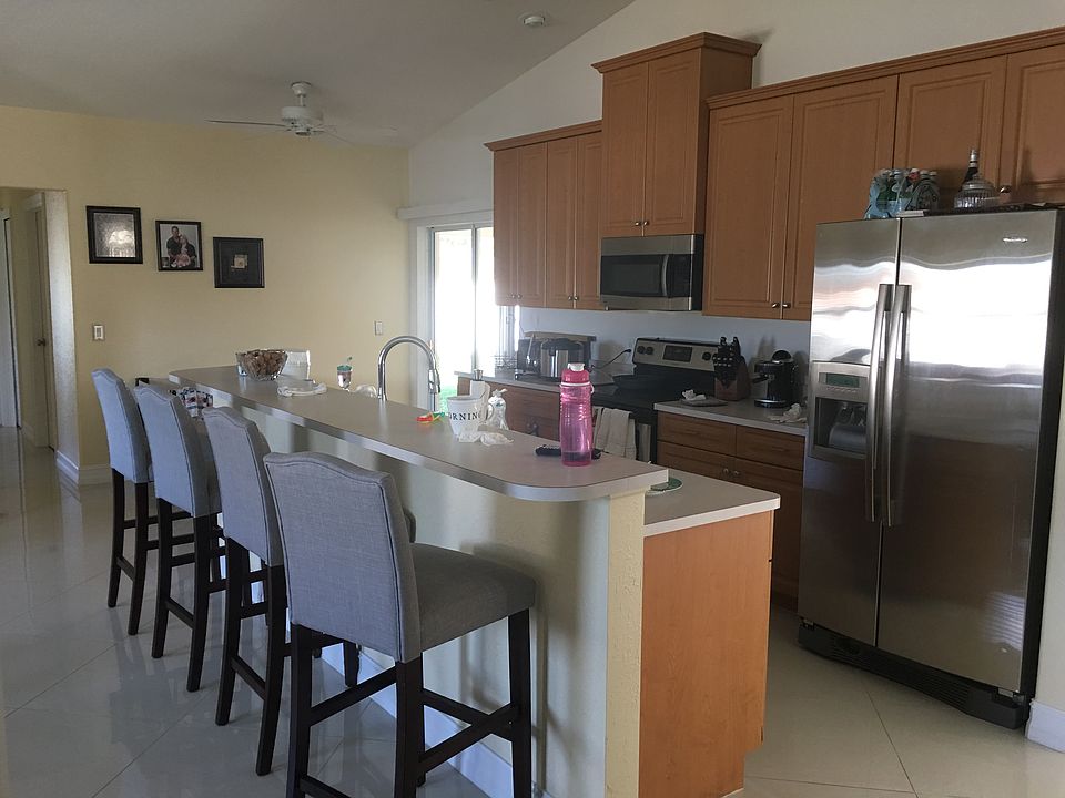2nd image of 809 W 15th St