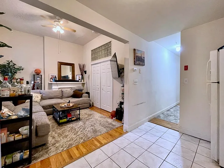 1035 Washington St #1R — Photo 3