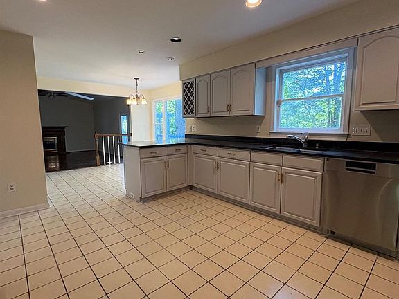 5th image of 3502 Holly Rd