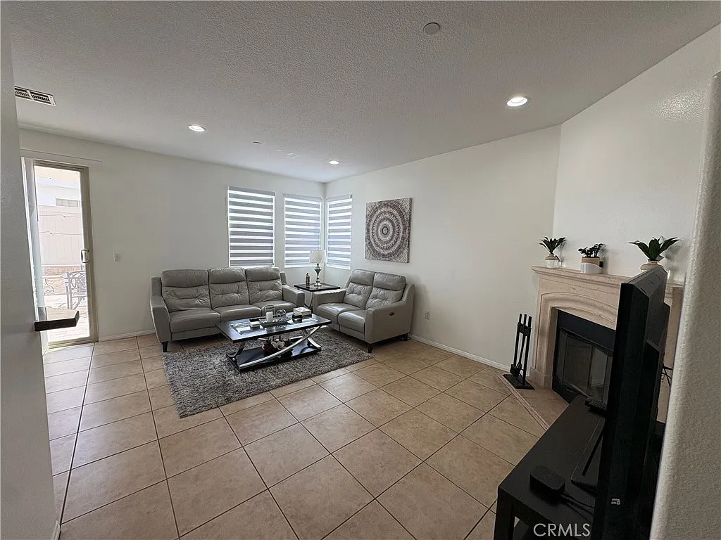 5 bed, 2107 sqft, $5,000 — Photo 3