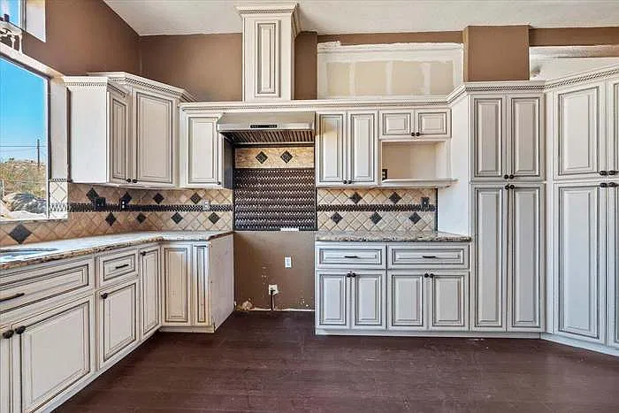 4 bed, 2569 sqft, $2,700 — Photo 4