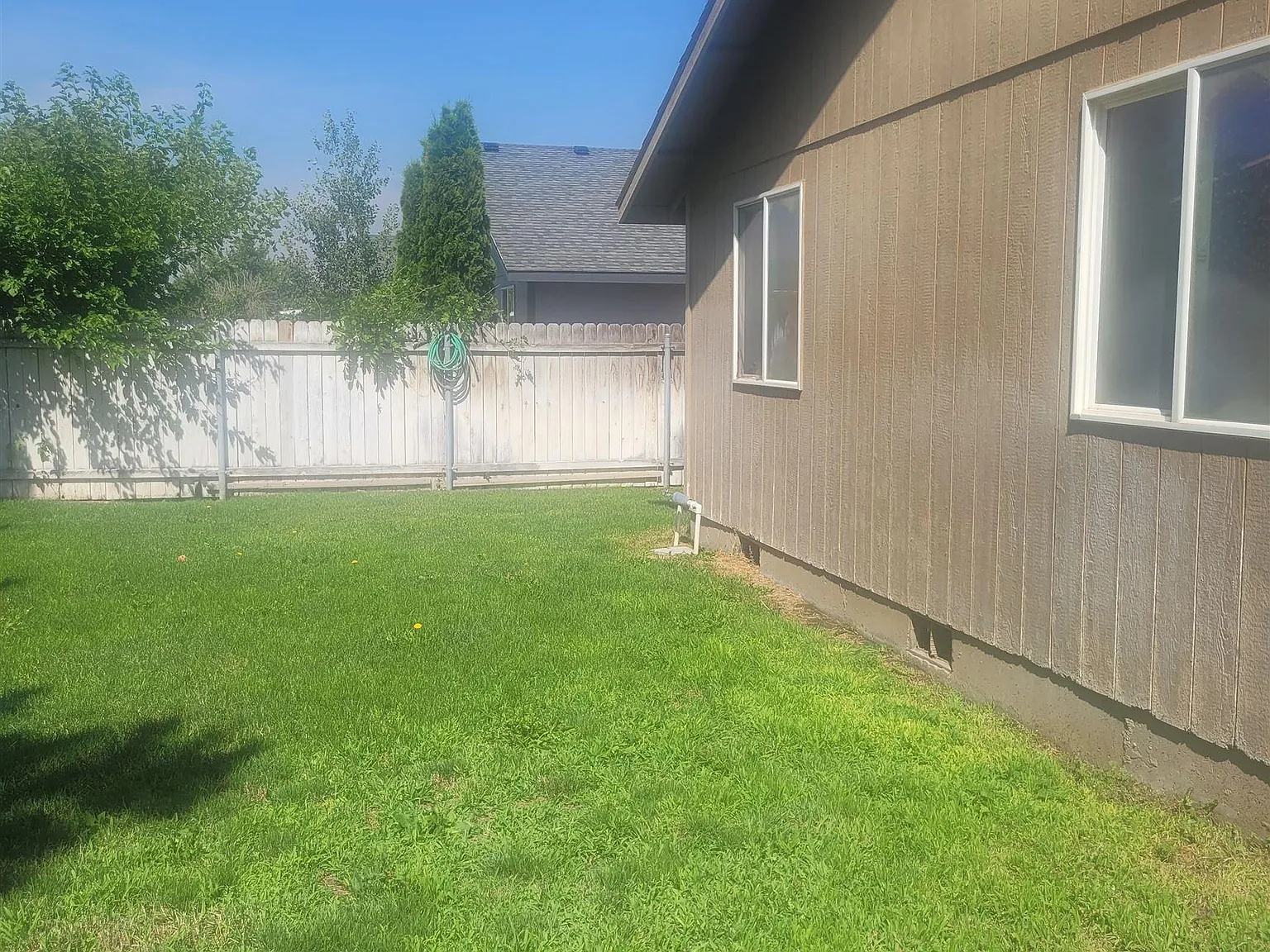 3 bed, 2.0 bath, 1382 sqft, $2,050 — Photo 2