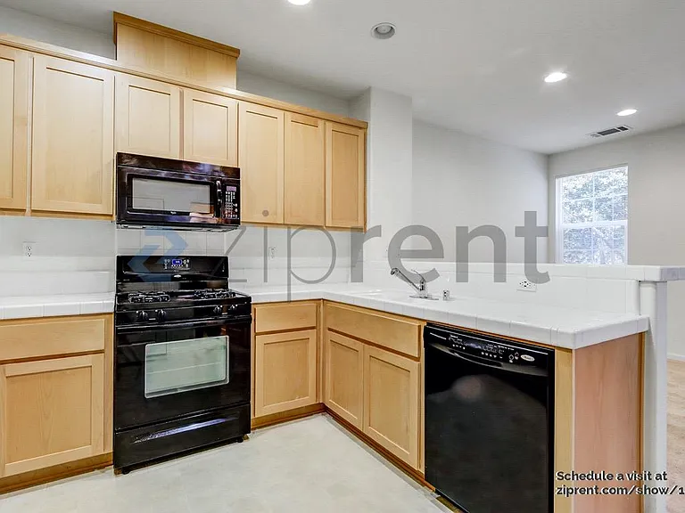 107 San Juan Batista St — Photo 4