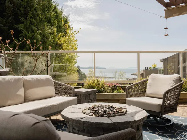 15025 Victoria Ave #102, White Rock, BC V4B 1G2