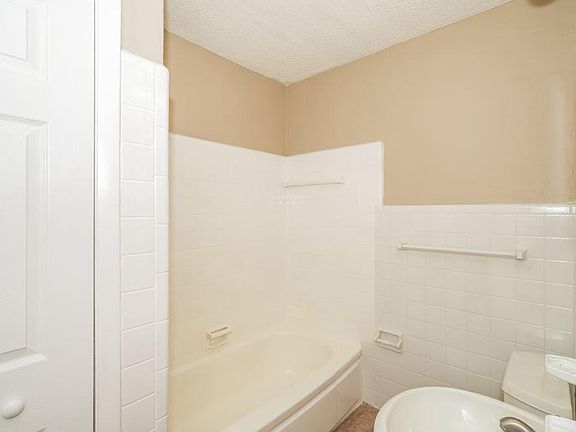 3rd image of 10213 N Blvd