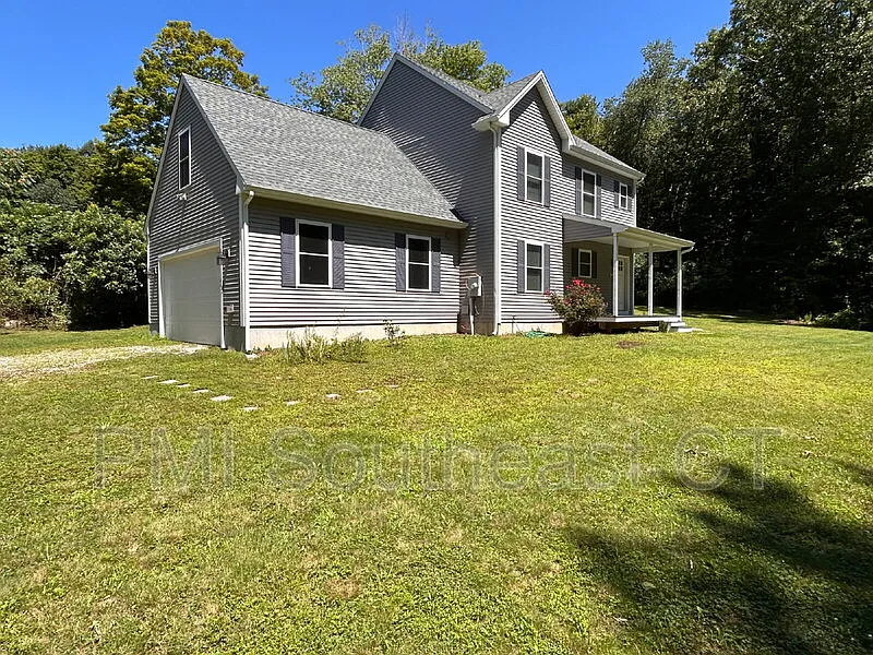 3 bed, 2.5 bath, 1826 sqft, $3,200 — Photo 2