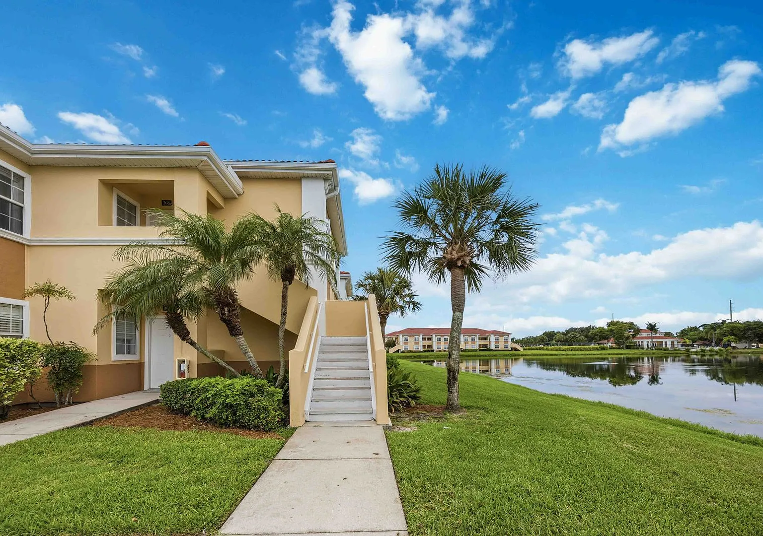 2/2 condo with beautiful water views available now for an annual lease — Photo 2
