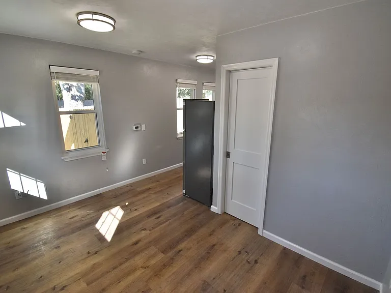 626 W Georgia St — Photo 3
