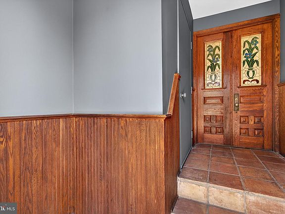 5th image of 306 9th St SE