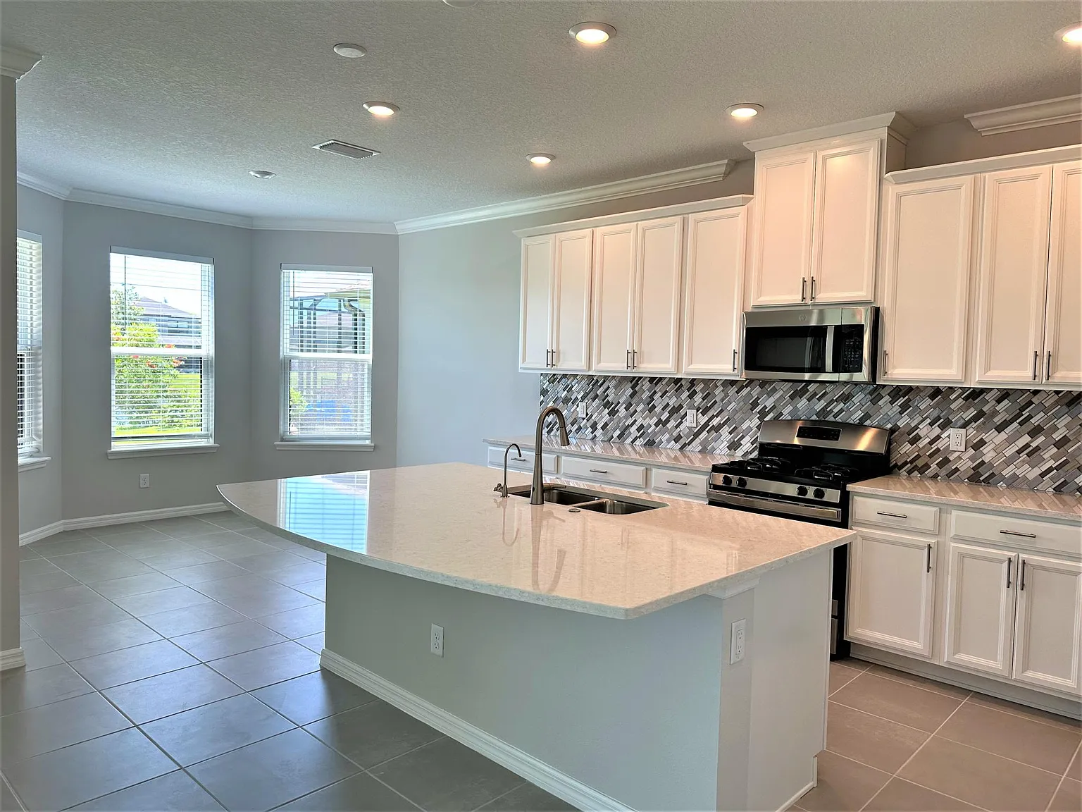 4 bed, 3422 sqft, $3,795 — Photo 3