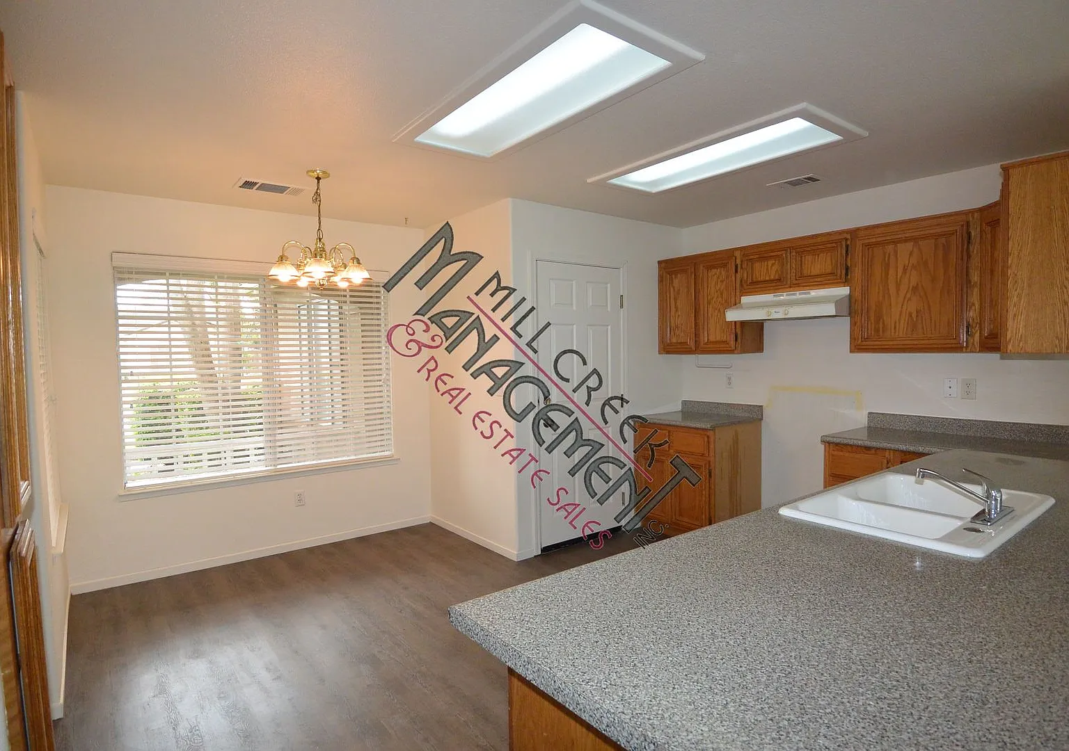 3 Bedroom 2 Bathroom Home in SW Visalia! Close to Shopping and Restaurants! — Photo 4