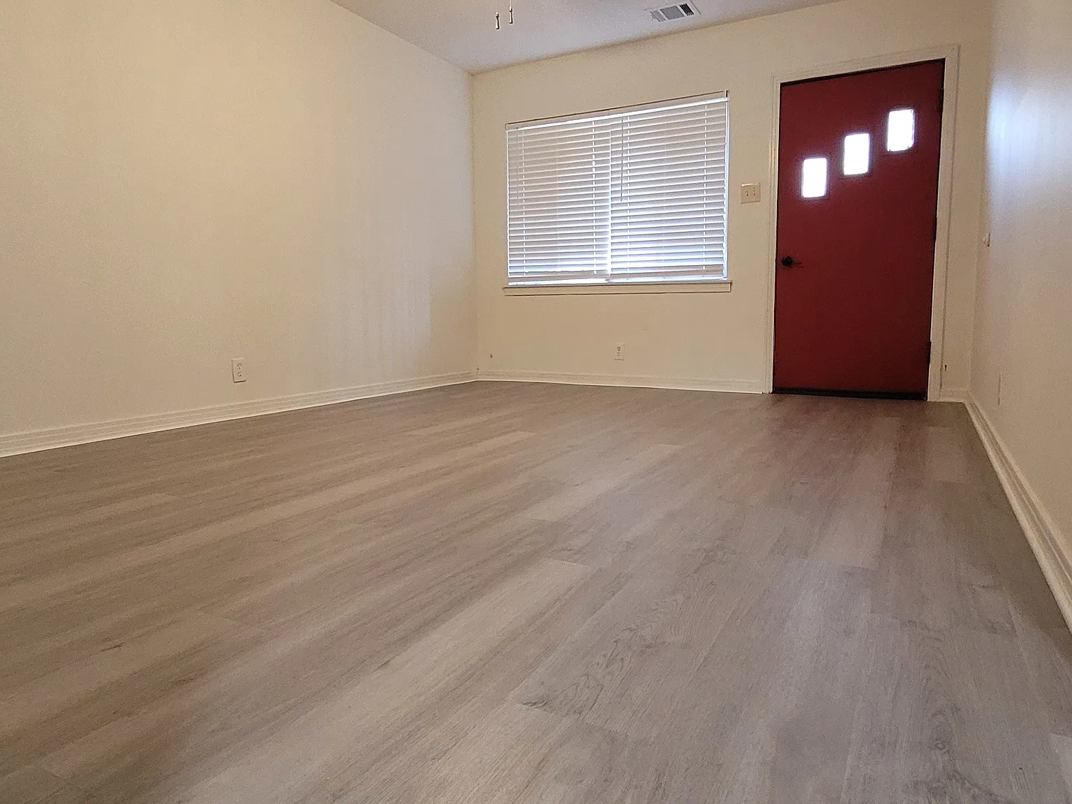 3 bed, 1281 sqft, $1,425 — Photo 2