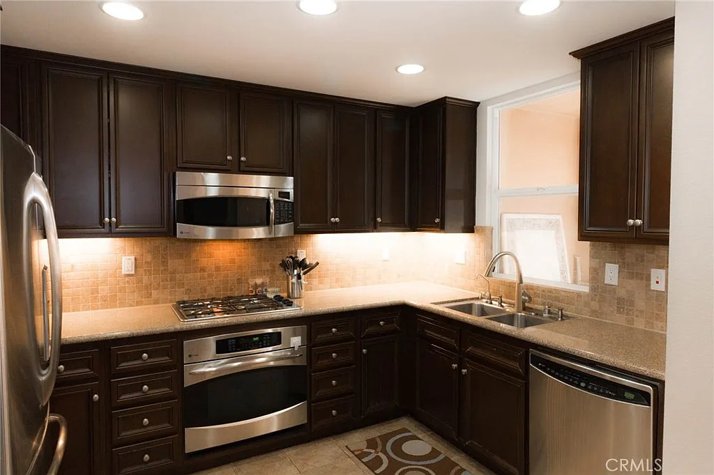 3 bed, 2.5 bath, 1637 sqft, $4,200 — Photo 2
