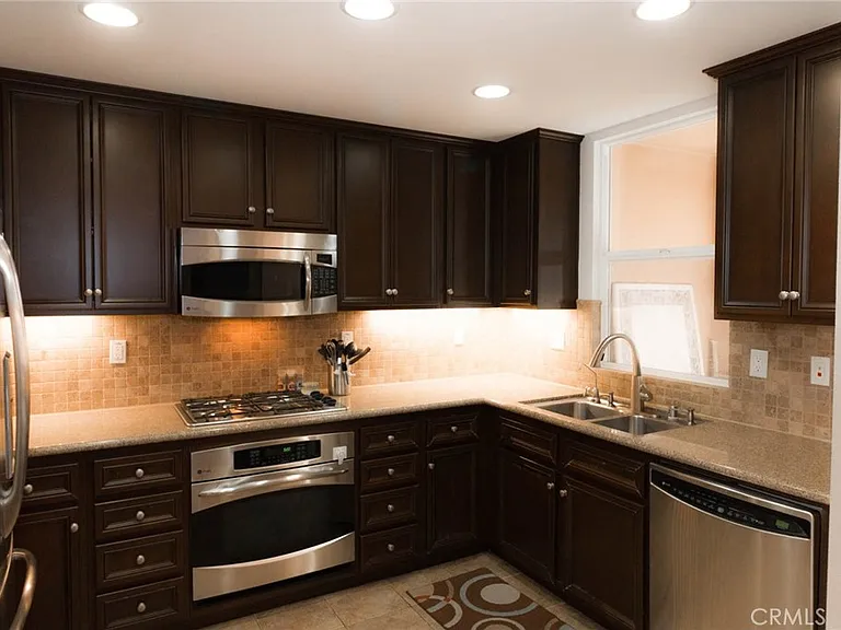 46 Meridian Dr — Photo 2