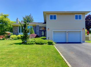 14 Saint Lawrence Pl, Jericho, NY 11753
