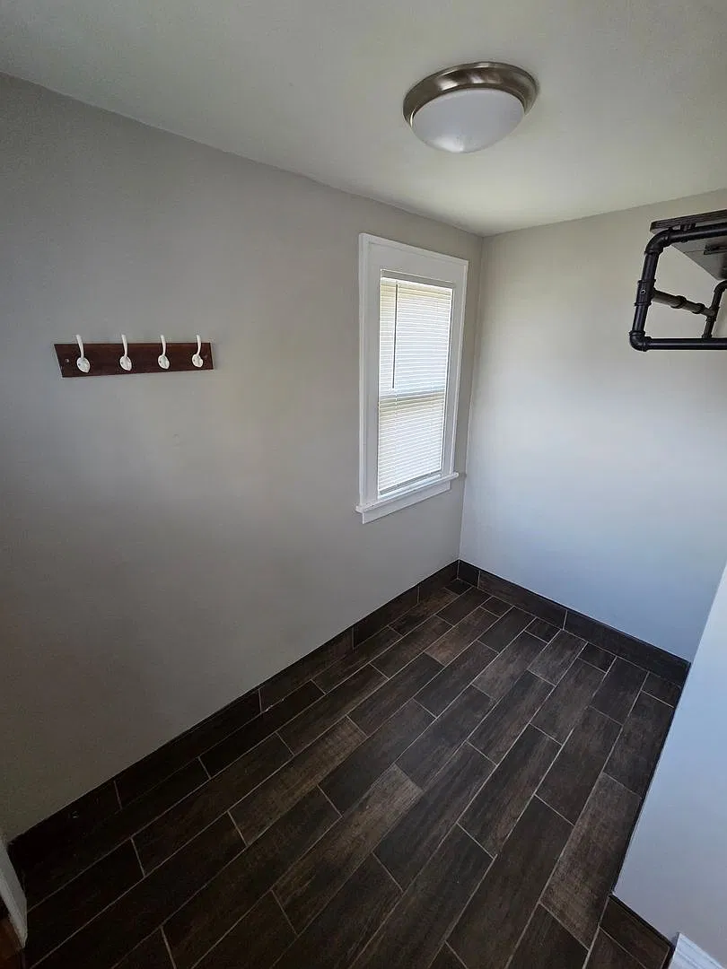 1142 Farrington St — Photo 4