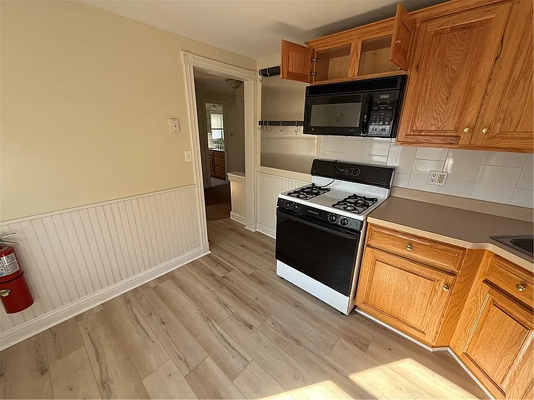 1698 Mount Hope Ave — Photo 4