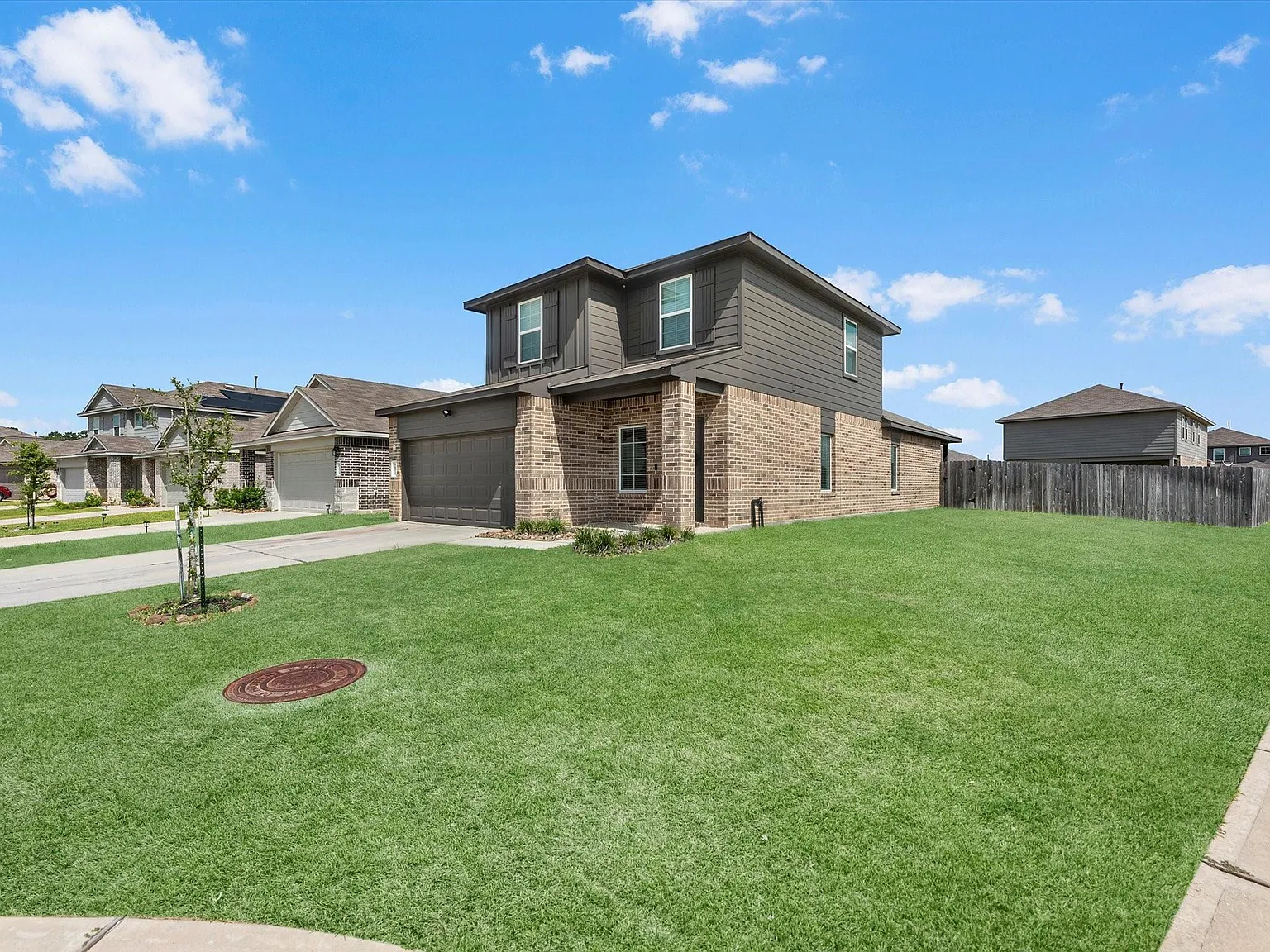 4 bed, 2.5 bath, 2076 sqft, $2,400 — Photo 2