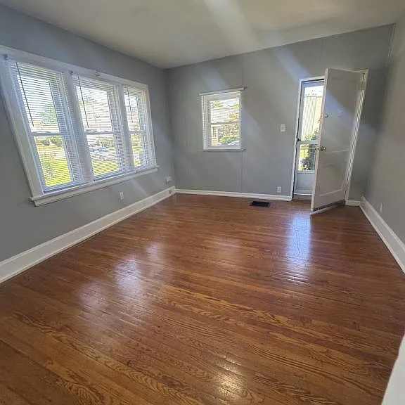 2539 Leslie Ave — Photo 4