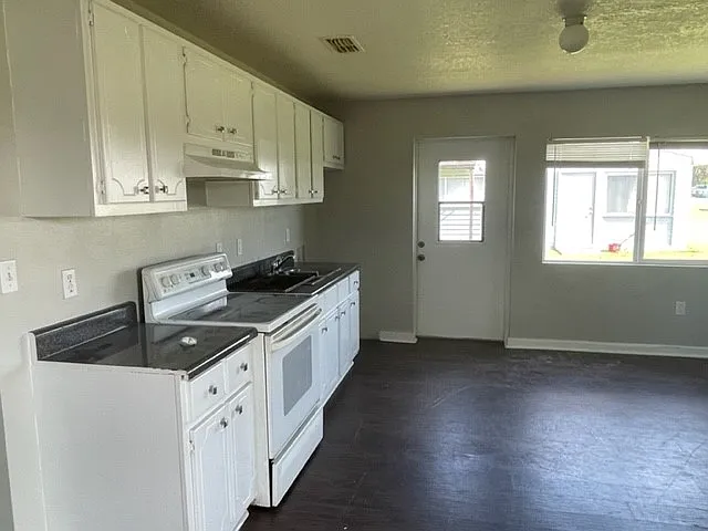 414 SE 7th Ter #14 — Photo 3