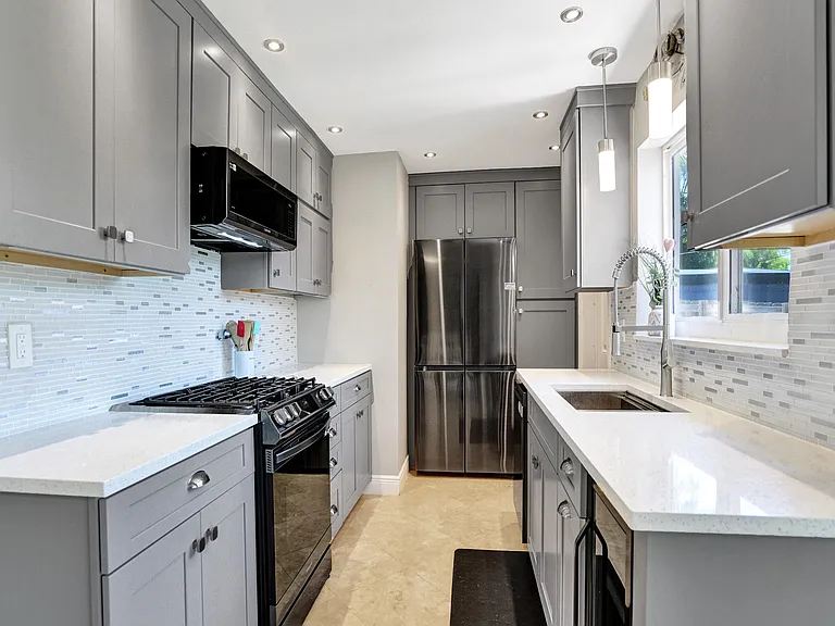 1041 SW 32nd St — Photo 25