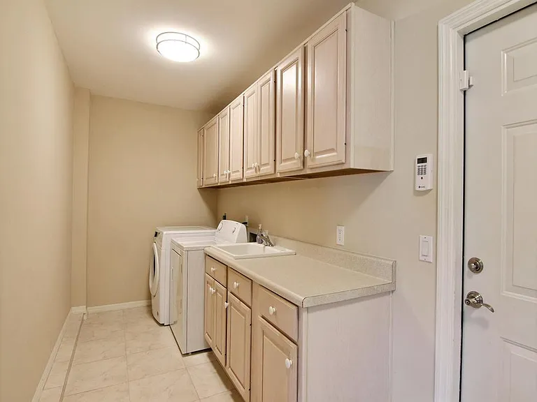 956 Treasure Ln — Photo 18