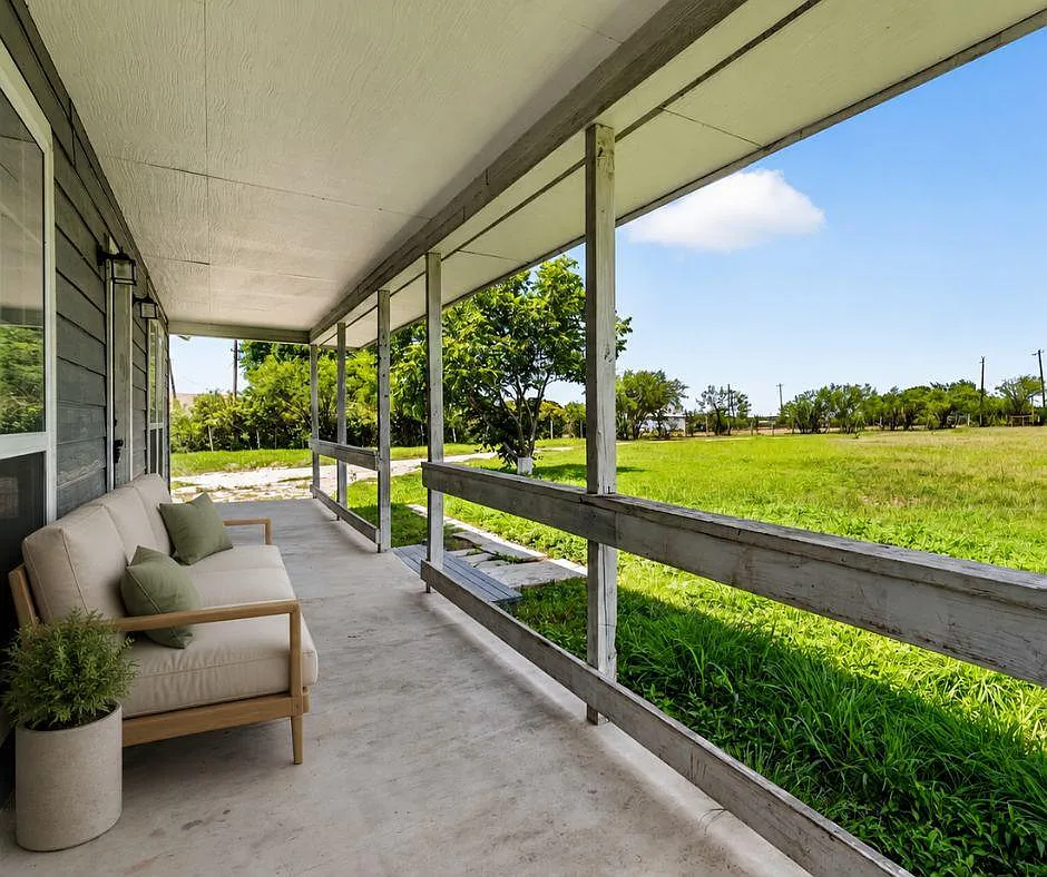 2 bed, 1.0 bath, 1064 sqft, $1,600 — Photo 3