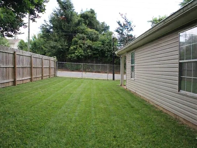 1610 Saxon St — Photo 16