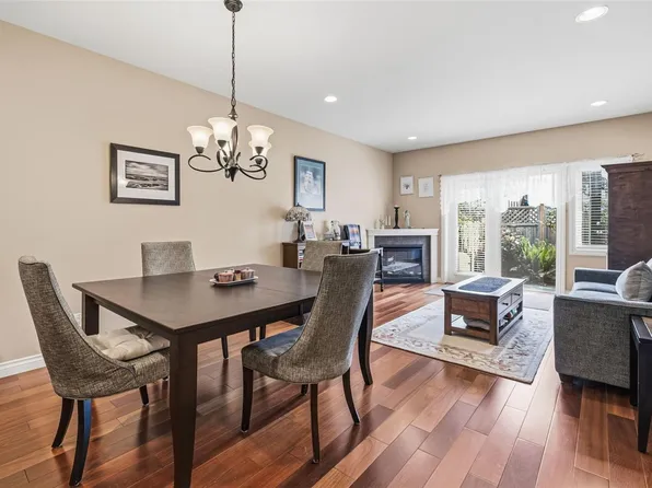 9625 5th St #2, Sidney, BC V8L 2W7