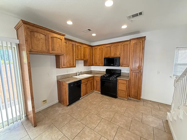 324 Olive Way — Photo 7