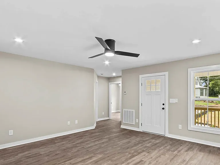 620 W Bell St — Photo 7