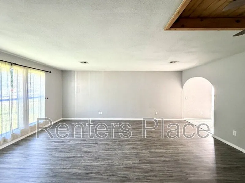 3 bed, 2.0 bath, 1090 sqft, $1,450 — Photo 2