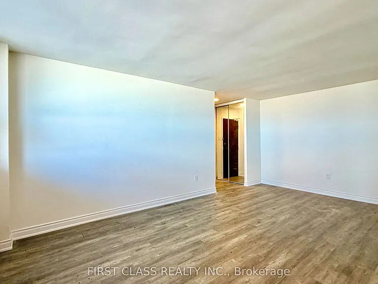 541 Blackthorn Ave #1415 — Photo 16