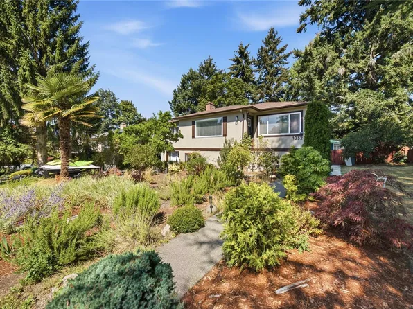 1232 Pearce Cres, Saanich, BC V8X 3S9