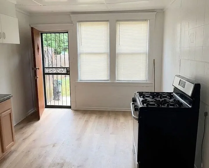 10724 Morison Ave — Photo 6