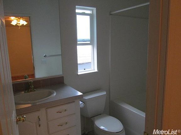 5th image of 115 Marigold Ave