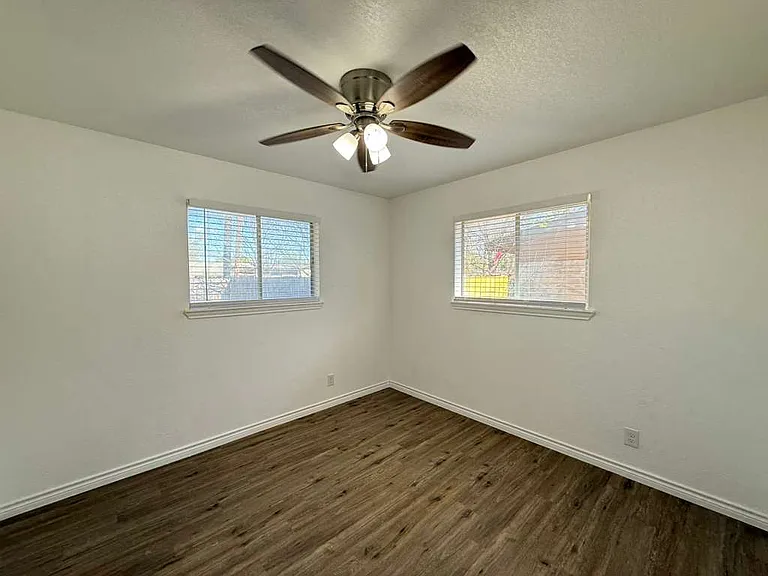 317 E Lindbergh Blvd — Photo 9