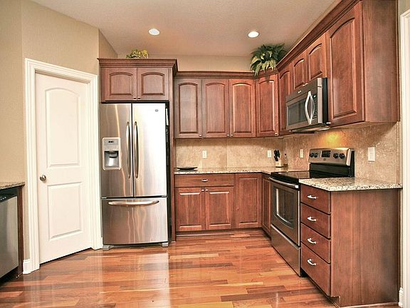5th image of 210 Cambridge Dr