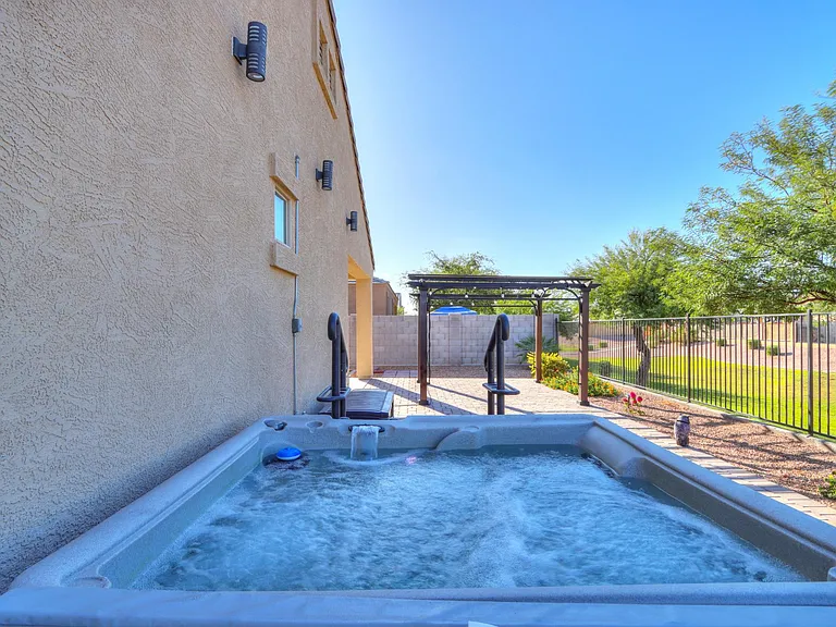 752 W Silver Reef Dr — Photo 1