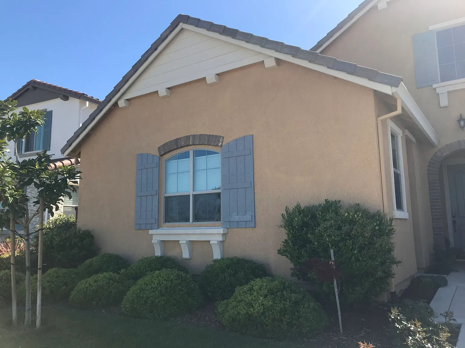 562 Sandy Shores Dr — Photo 1